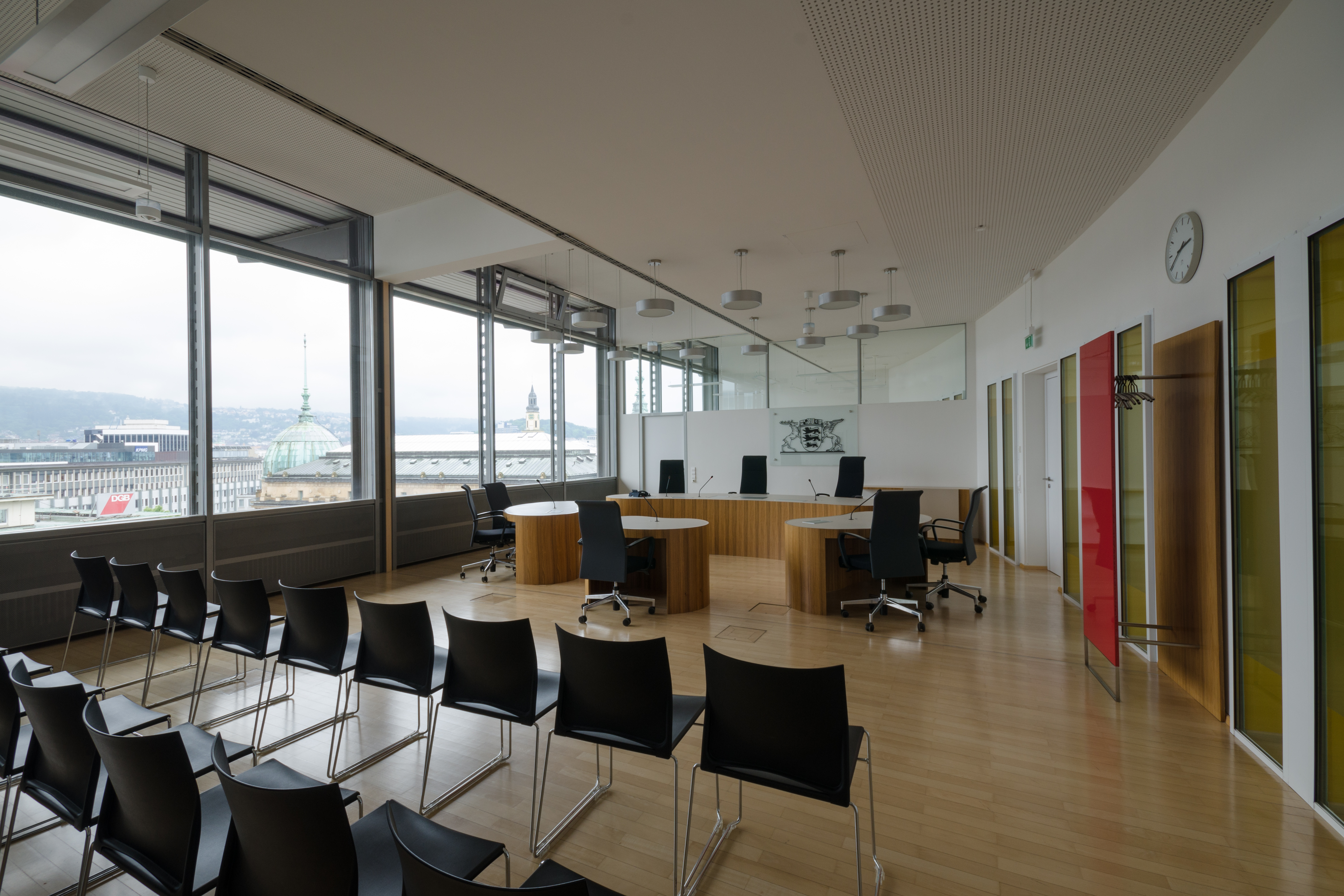 Bild zeigt einen der modernen Sitzungssäle beim Landesarbeitsgericht Baden-Württemberg - Kammern Stuttgart