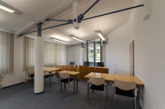 Foto zeigt den kleinen Sitzungssaal des Arbeitsgerichts Villingen-Schwenningen
