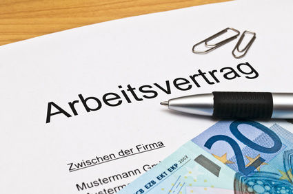 Bild zeigt einen Arbeitsvertrag, 20-Euro-Schein, Kugelschreiber sowie zwei Büroklammern