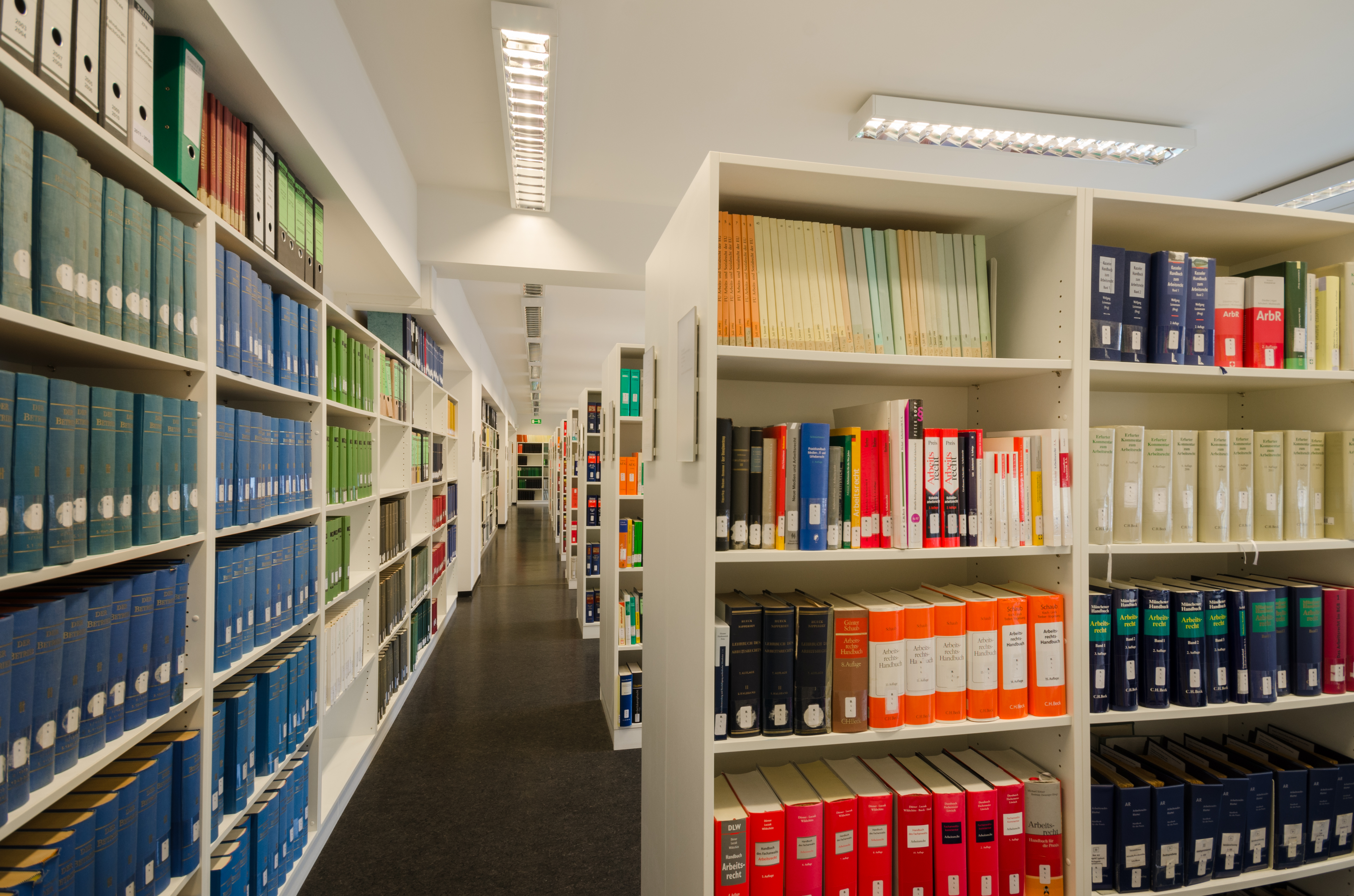 Das Foto zeigt einen Ausschnitt der Bibliothek beim Landesarbeitsgericht in Stuttgart. 
