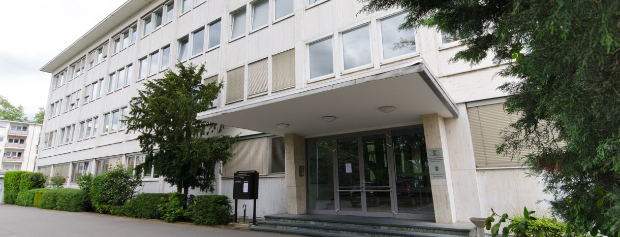Foto des Gebäudes des Landesarbeitsgerichts Baden-Württemberg in Mannheim. Das Bild ist intern verlinkt und öffnet die Unterseite der Dienstaufsicht der Kammern Mannheim des Landesarbeitsgerichts Baden-Württemberg