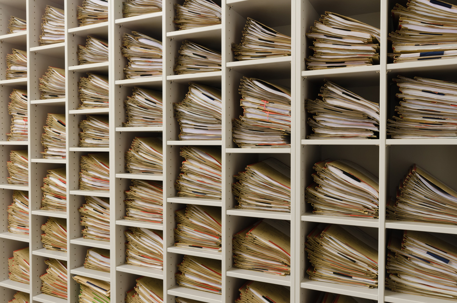 Bild zeigt einen Aktenschrank mit Akten